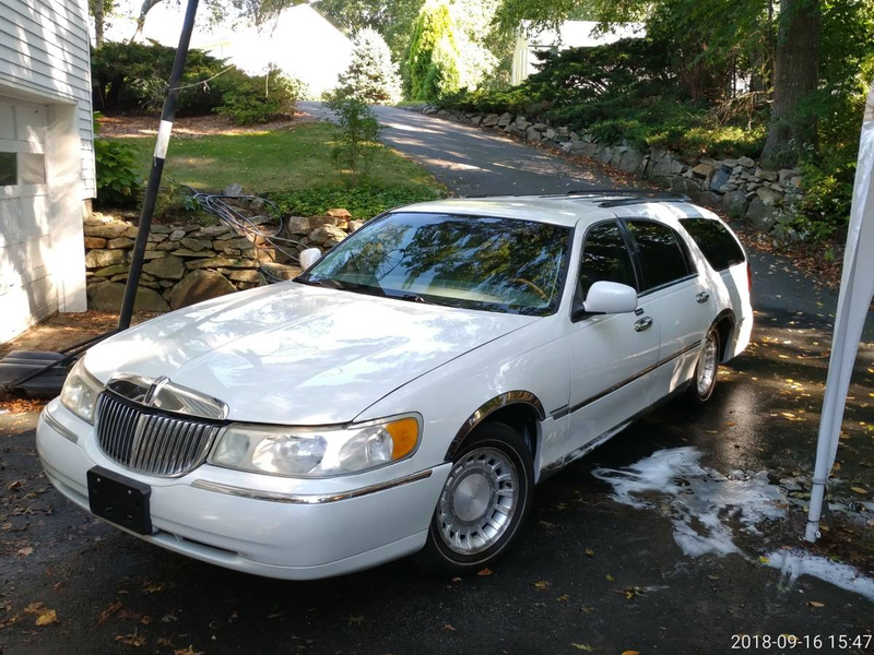 Illustration for article titled At $7,500, Would You Go To Town In This Custom 2000 Lincoln Town Car Station Wagon?